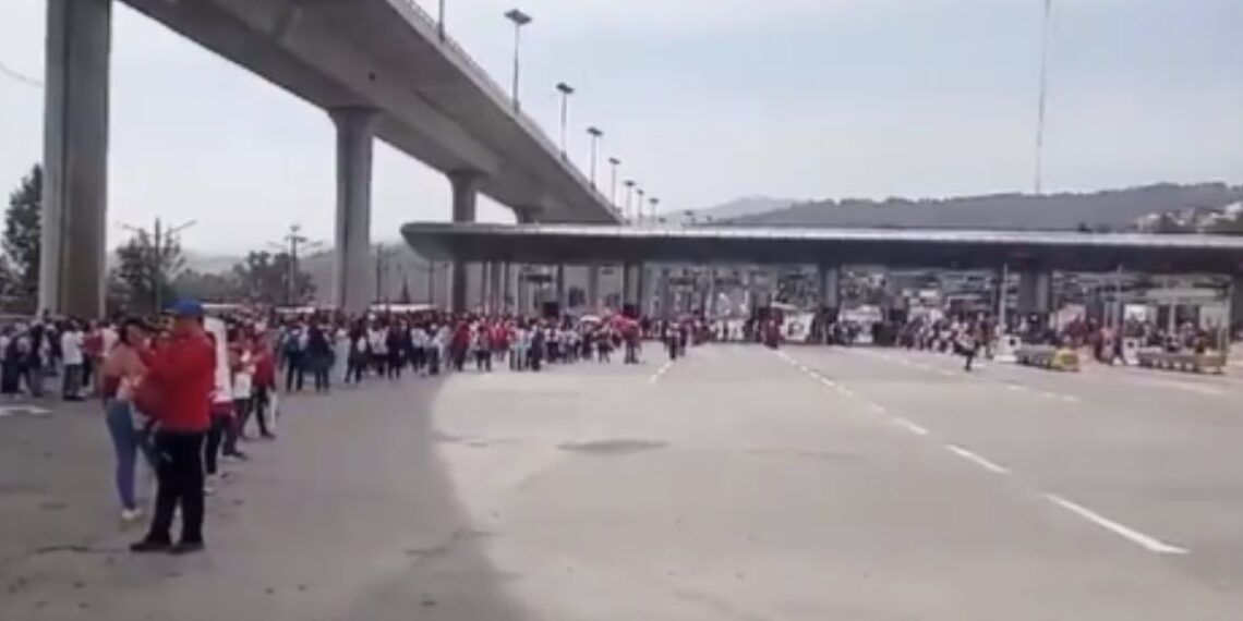Miembros de la CNTE toman caseta en Autopista México-Cuernavaca