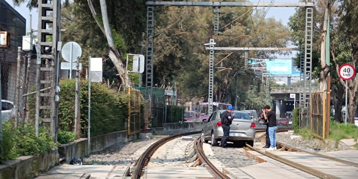 Conductor se mete a vías del Tren Ligero