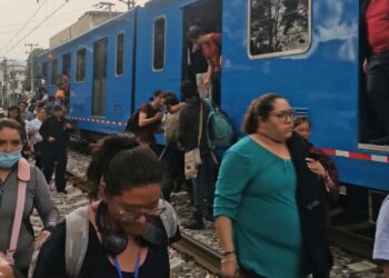 Caos por suspensión temporal del Tren Ligero