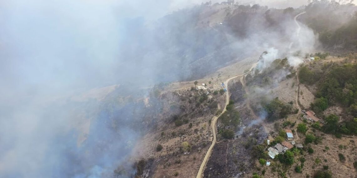 Incendio forestal en Zacatlán obliga a suspender clases en escuelas de Puebla