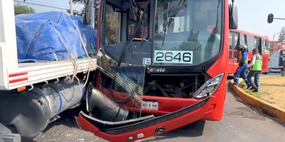 Accidente de Metrobús en avenida Eduardo Molina deja siete heridos