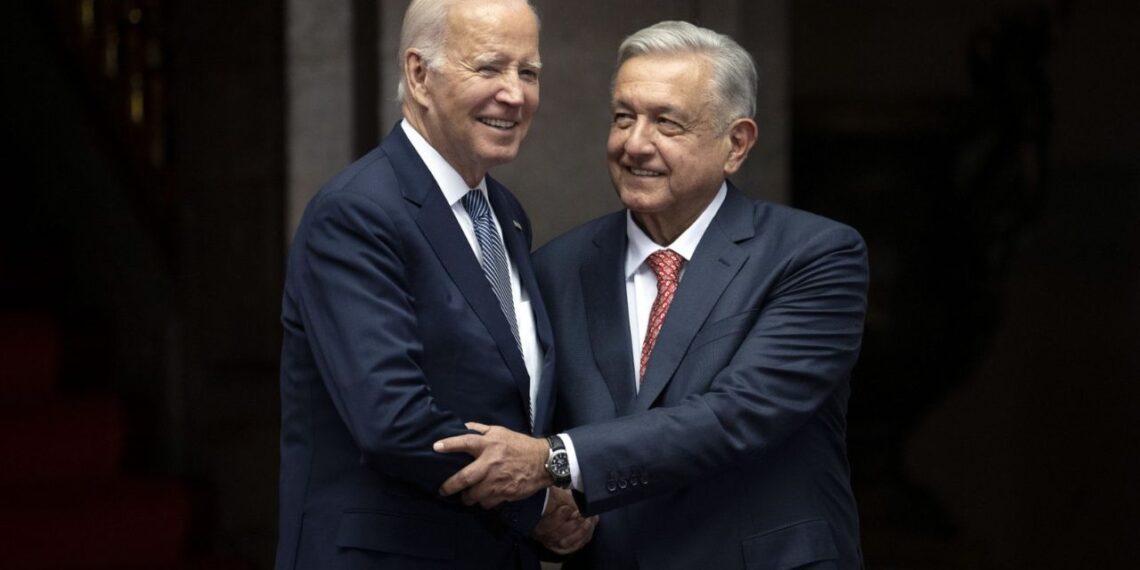 AMLO bromea con Biden sobre “derecho de admisión” a estadounidenses en México
