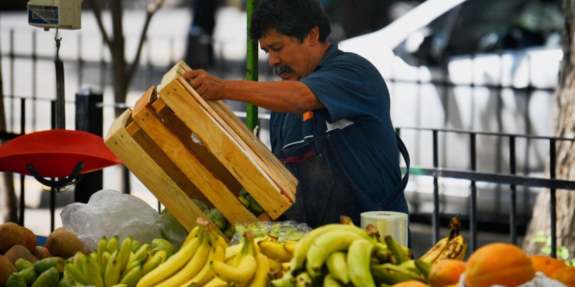 AMLO celebra avances en la reducción de la pobreza laboral en México