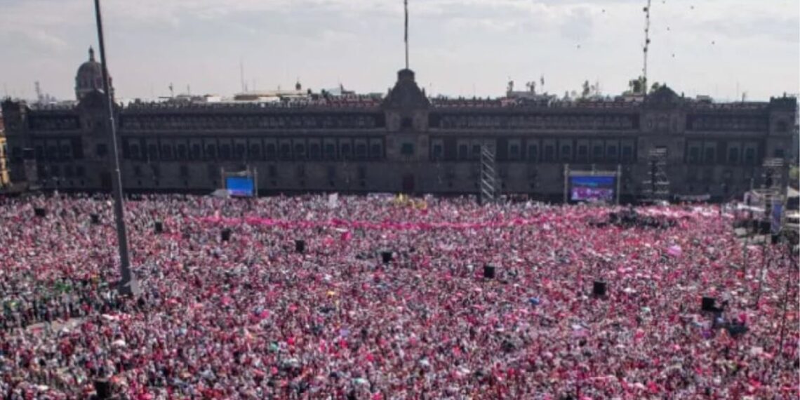 AMLO dice que sí se tiene que izar bandera en marcha de Marea Rosa el domingo