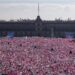 AMLO dice que sí se tiene que izar bandera en marcha de Marea Rosa el domingo