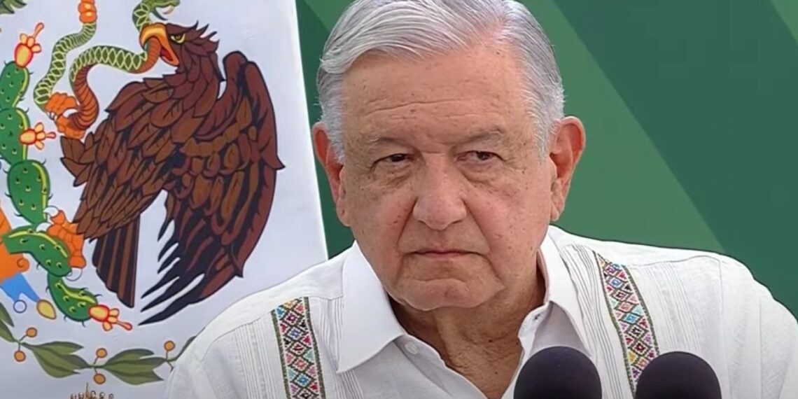 La bandera es de todos, hasta de los traidores a la patria: AMLO