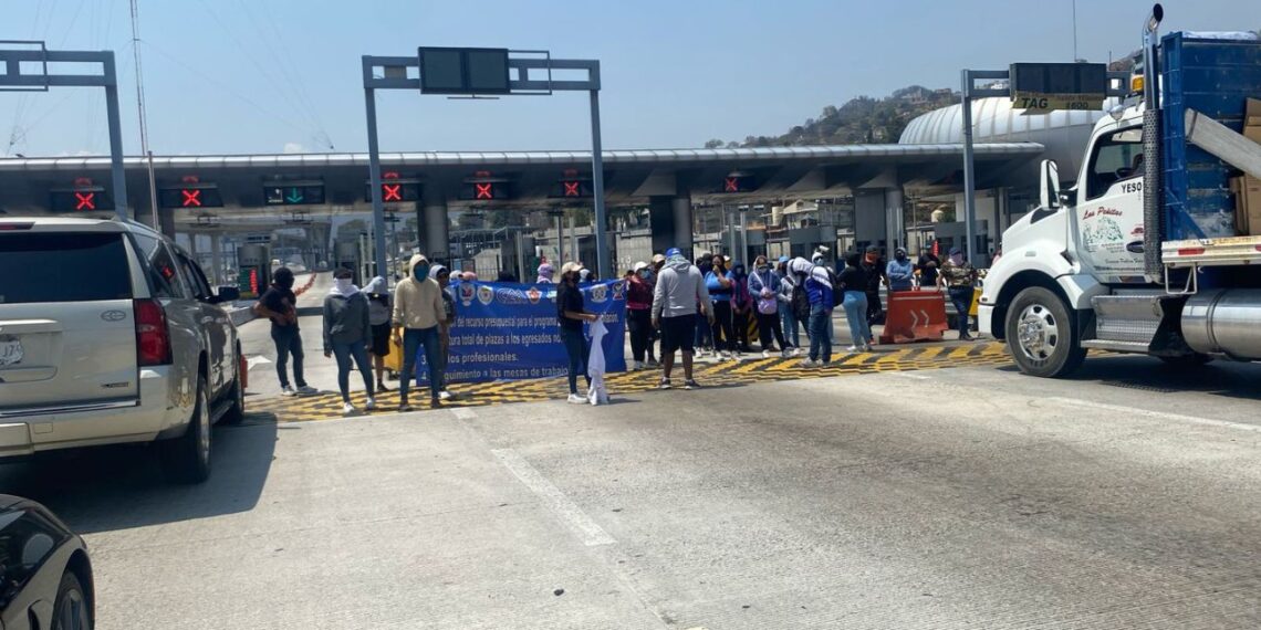 Normalistas toman la caseta de Tlalpan en la México-Cuernavaca