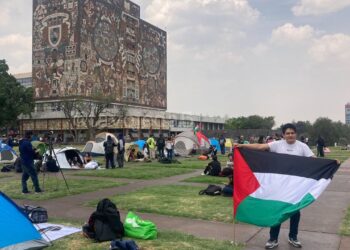 Instalan campamento pro Palestina frente a Rectoría