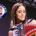 Afición de Cruz Azul adopta canción de Julieta Venegas; le piden ser madrina en final