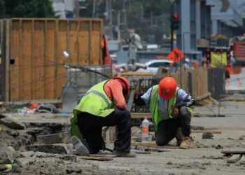 Un 27% de empleados en México laboran más horas de lo establecido en la ley: OCDE