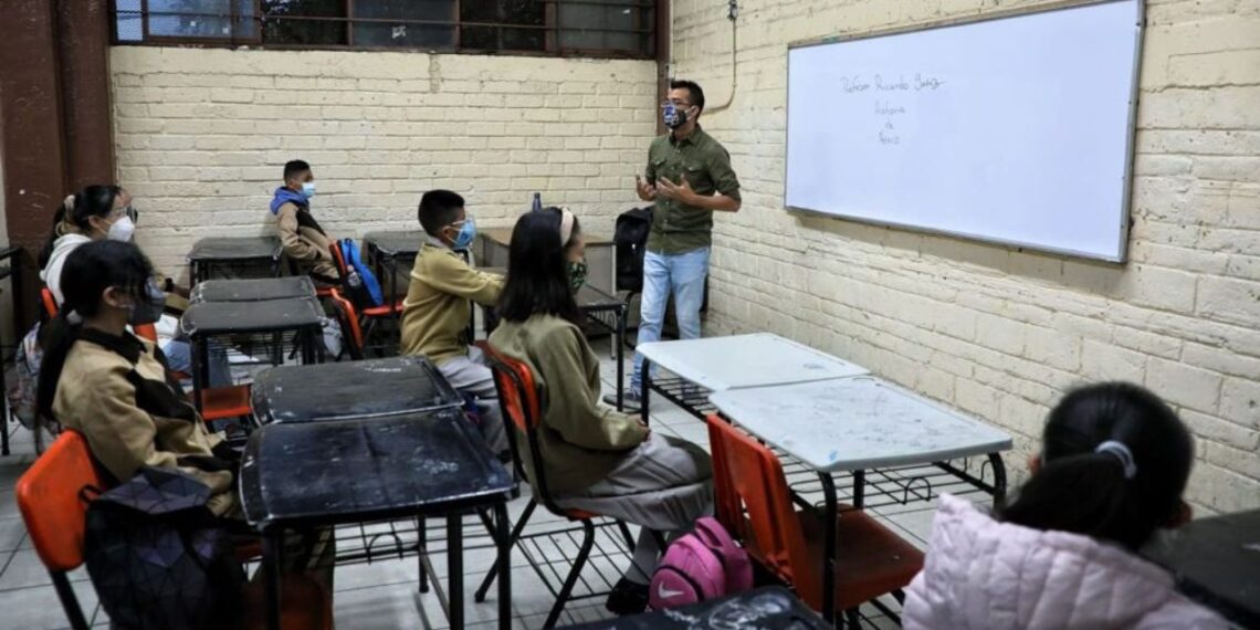 En el Día del Maestro, AMLO anuncia aumento salarial del 10% para docentes