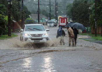 Al menos 10 muertos y 21 desaparecidos por las lluvias en el sur de Brasil