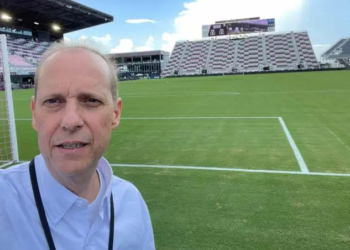 Muere Paco Villa, cronista deportivo de TUDN