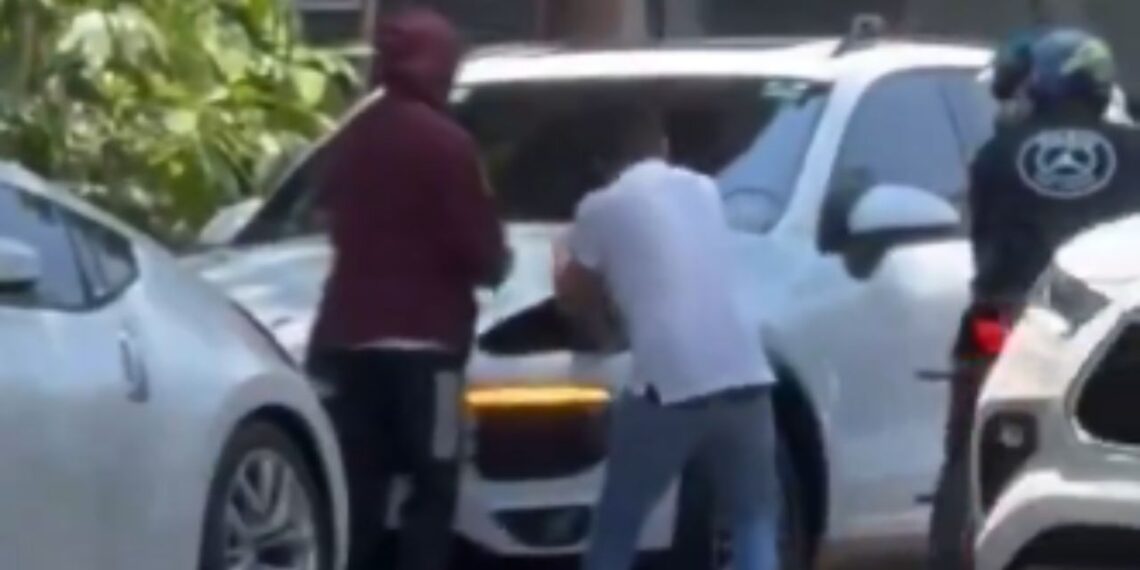 A plena luz del día roban autopartes en la Condesa