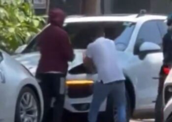 A plena luz del día roban autopartes en la Condesa