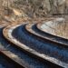 Mujer salva a su hijo de ser arrollado por tren; ella muere