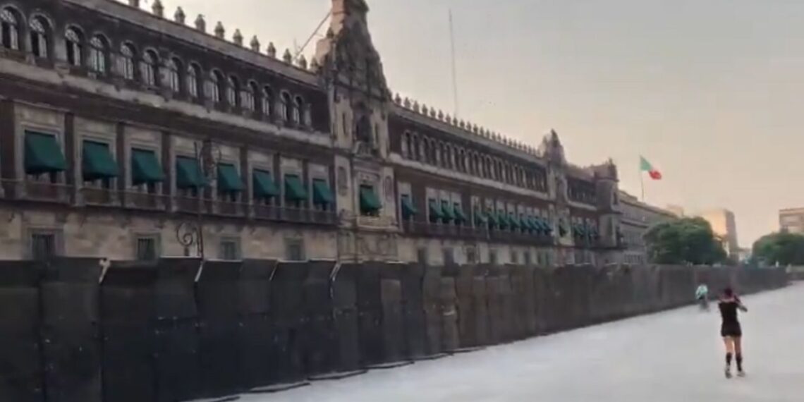 Vallas en Palacio Nacional son para evadir acoso y no caer en trampa de la violencia: AMLO