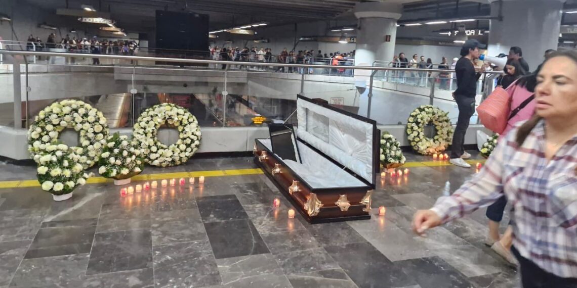 A tres años del colapso de la Línea 12, exigen justicia en estación Mixcoac