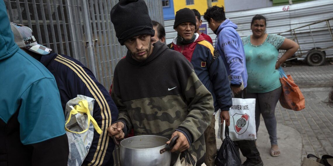 Argentina ya tiene al 55% de su población en la pobreza: Informe