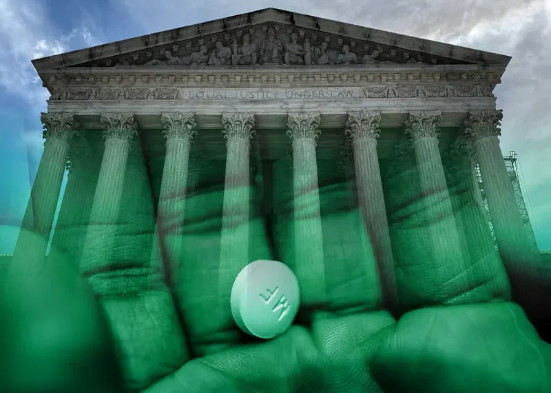 Corte Suprema de EU falla a favor de mantener el acceso a la píldora abortiva