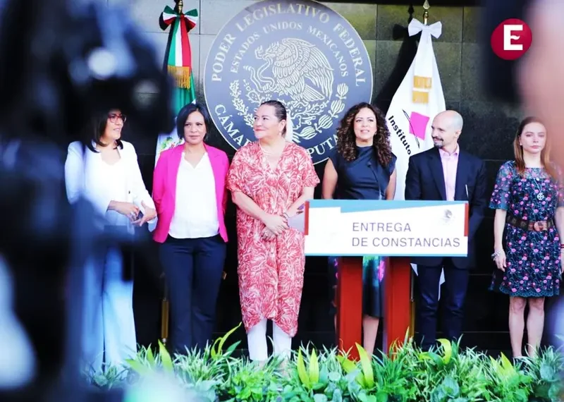 INE entrega constancias de mayoría de diputados electos a San Lázaro