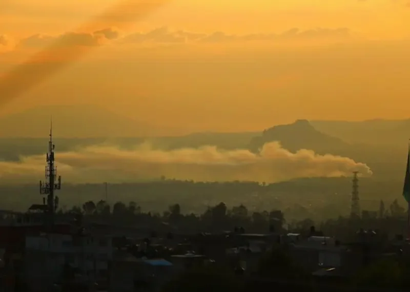 Incendio hoy en Cuemanco causa ‘nata’ de humo en Coapa, ¿contingencia en CDMX?
