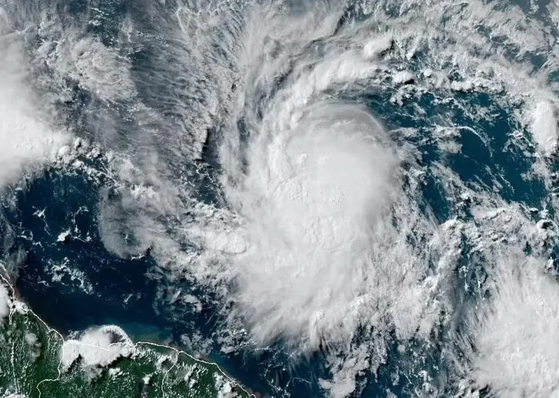 Beryl se convierte en un ‘muy peligroso’ huracán categoría 3 sobre el Caribe