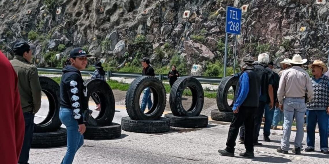 Ejidatarios bloquean la autopista Arco Norte