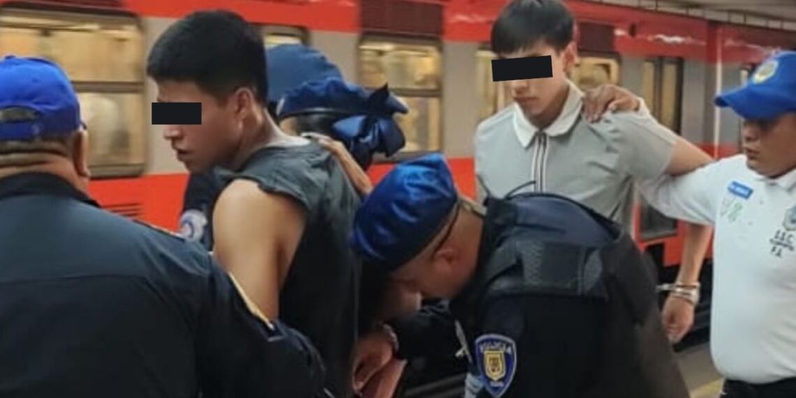 Policías auxiliares detienen a dos por robo de cartera con 3 mil pesos en el Metro