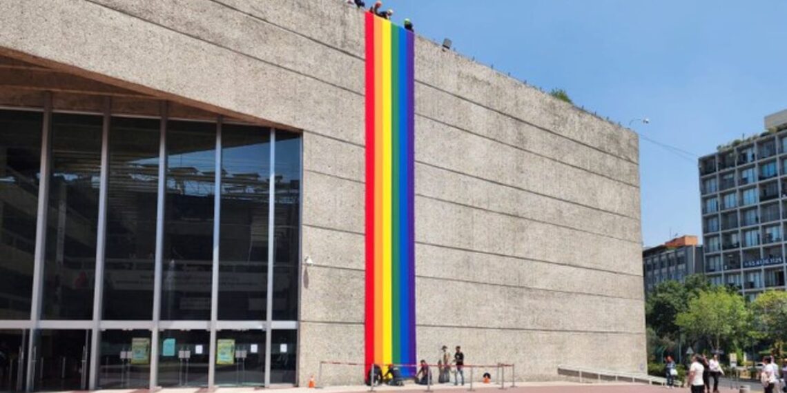 Restituyen bandera LGBT+ en edificio del Infonavit