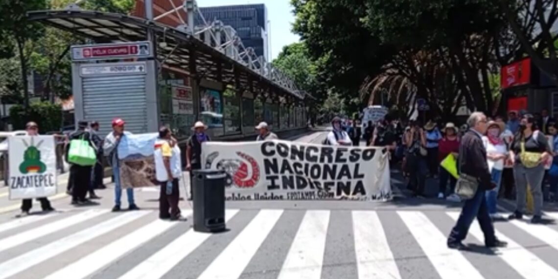 Habitantes de Puebla bloquean Insurgentes Sur: exigen cierre de vertedero clandestino