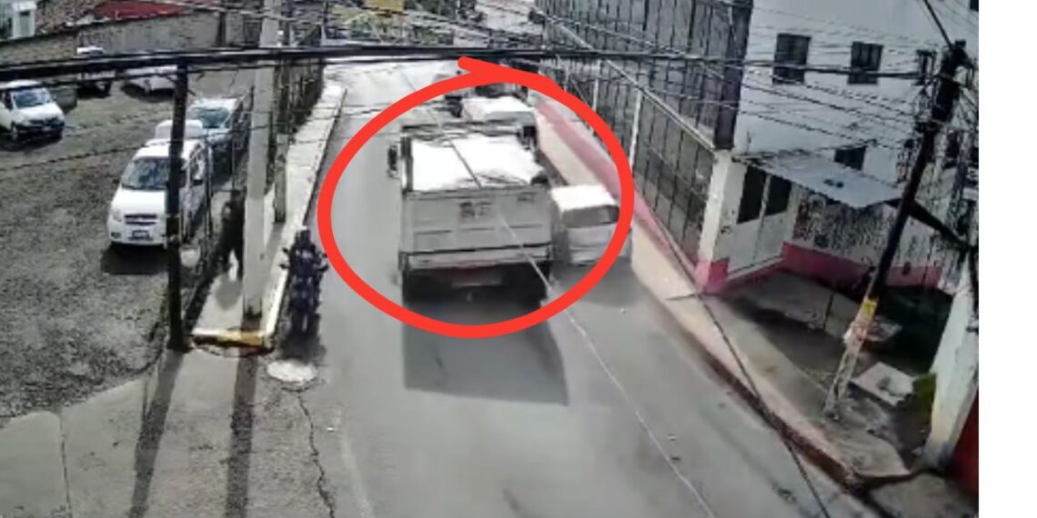 Camión de carga sin frenos embiste varios vehículos en Huixquilucan