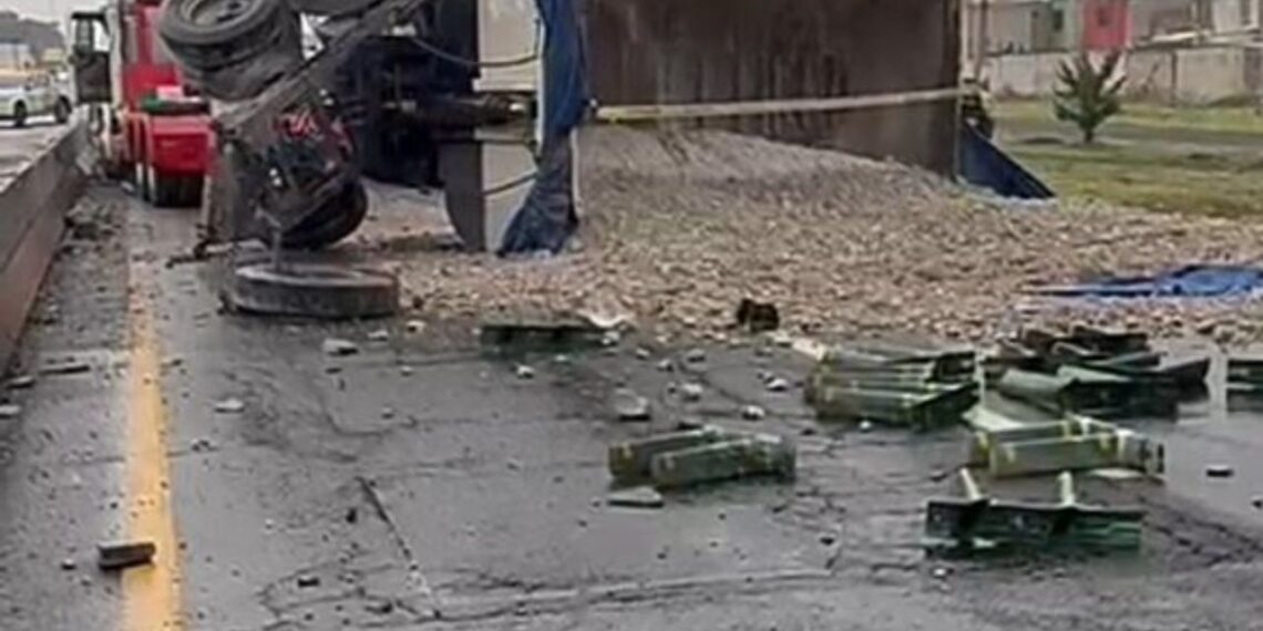 Volcadura de camión de carga provoca caos en el Circuito Exterior