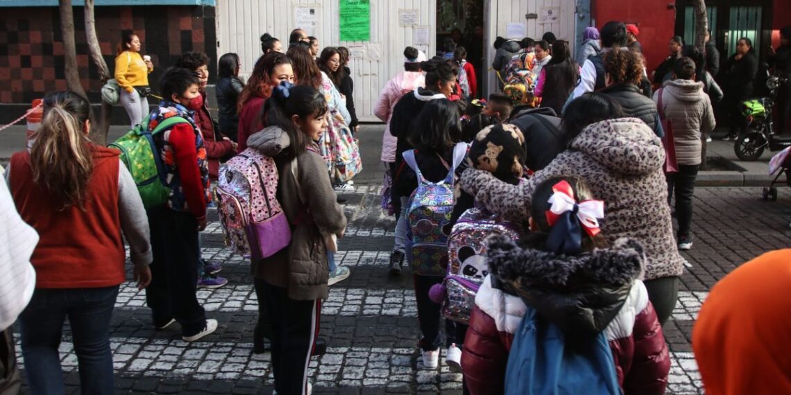 Anota los días de vacaciones y puentes en el calendario escolar 2024-2025