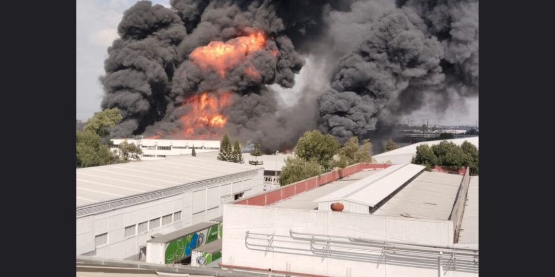 Se registra fuerte incendio en fábrica de plásticos en Ecatepec