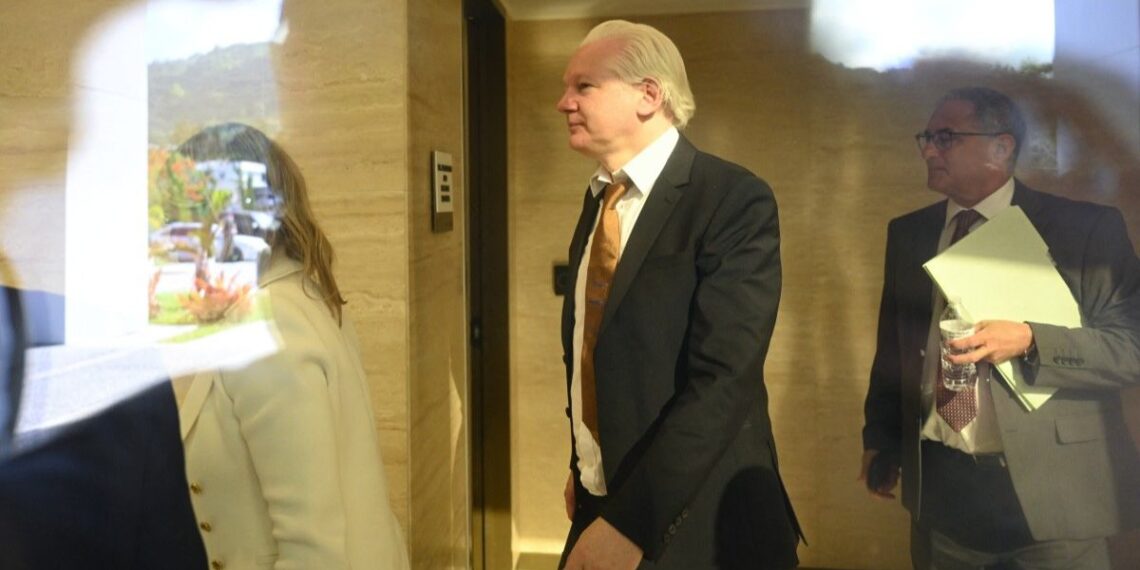 Assange se declara culpable por conspiración en corte de EUA