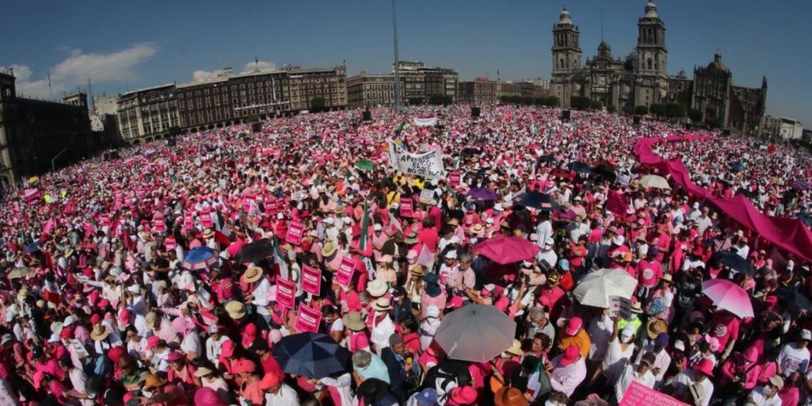 Pide AMLO a Marea Rosa que “le echen ganas“ y se repongan