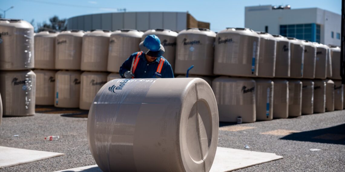 Lanza Rotoplas iniciativa para donar Tinacos a afectados por sequías