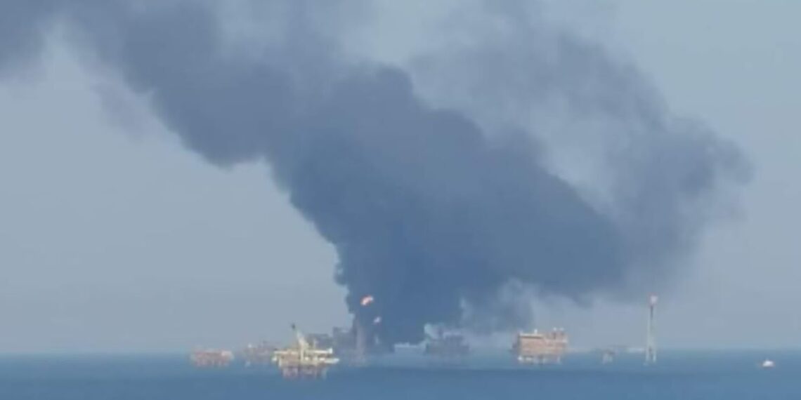 Suman 3 muertos por explosión en plataforma de Pemex en Campeche