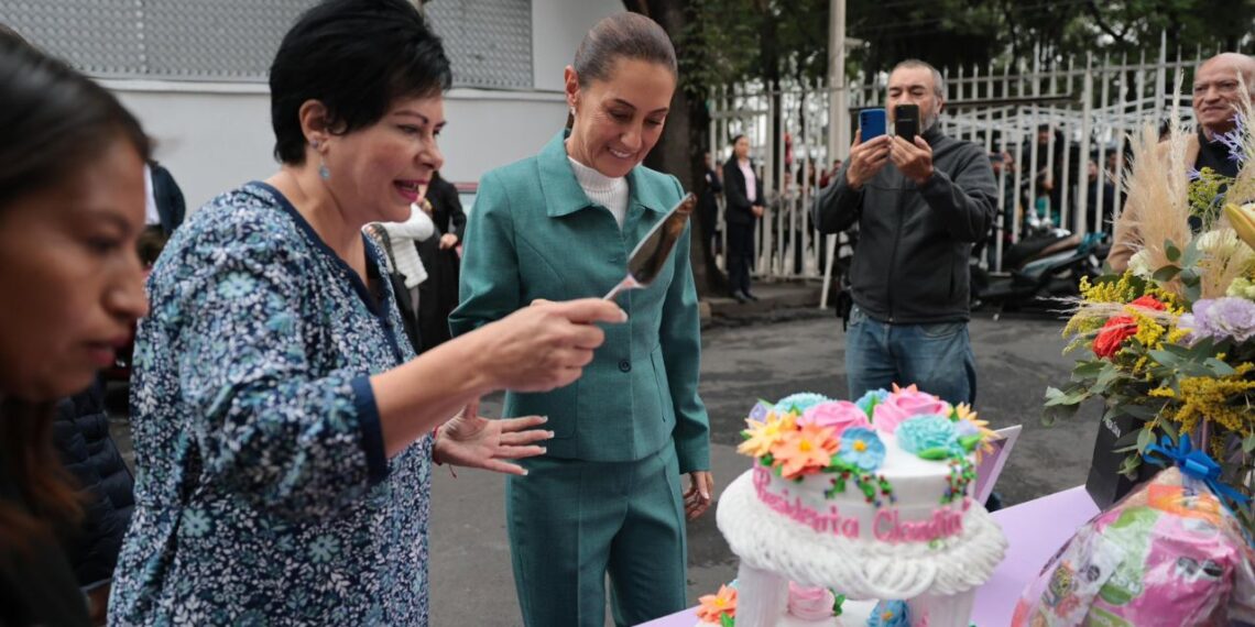 Sheinbaum celebra su cumpleaños 62 con vecinos de Iztapalapa