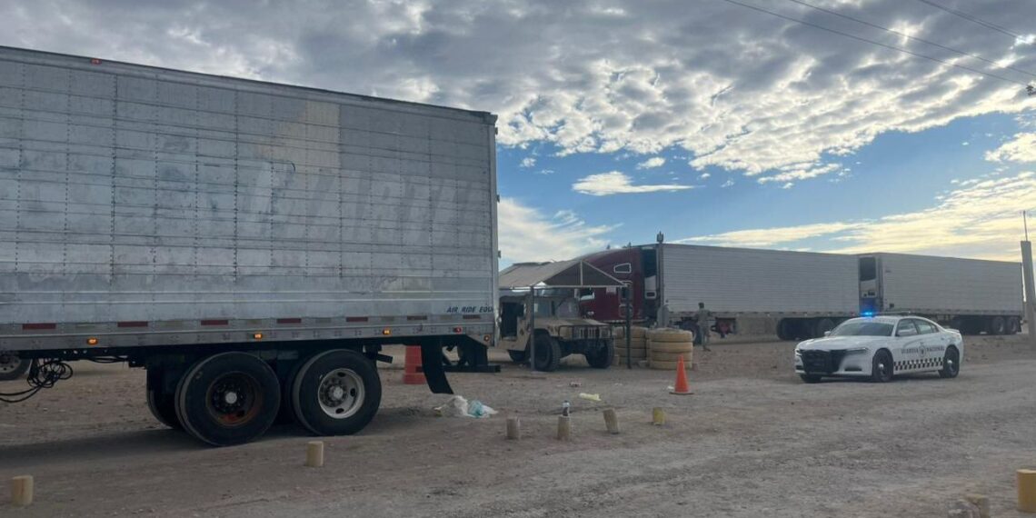Rescatan a 73 migrantes que viajaban en caja de tráiler en Sonora