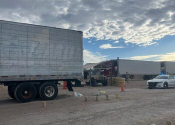Rescatan a 73 migrantes que viajaban en caja de tráiler en Sonora