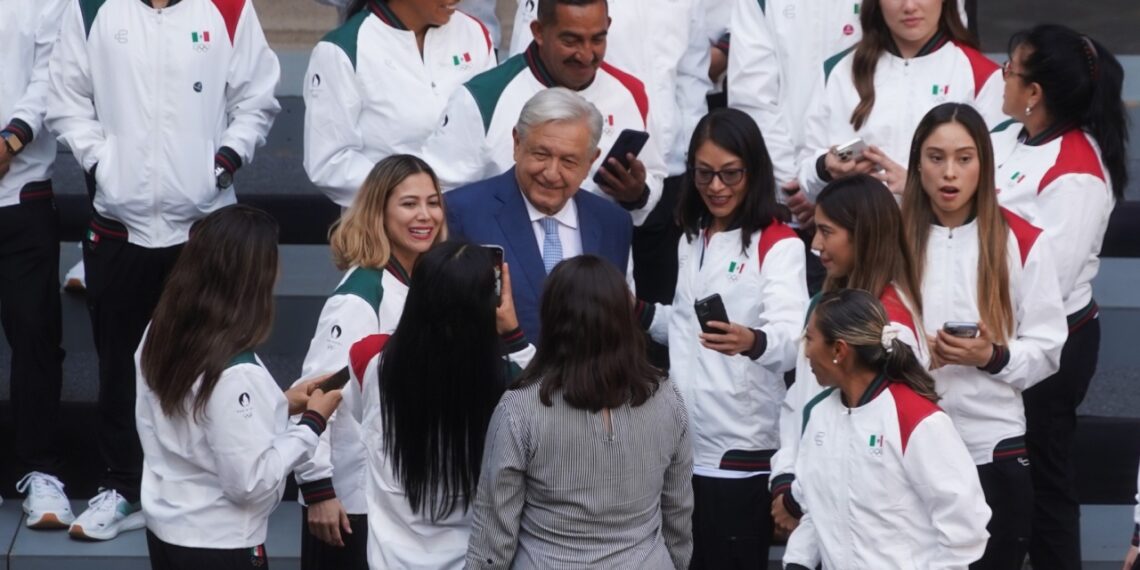 Promete AMLO “recompensa” a delegación de México que va a olímpicos de París