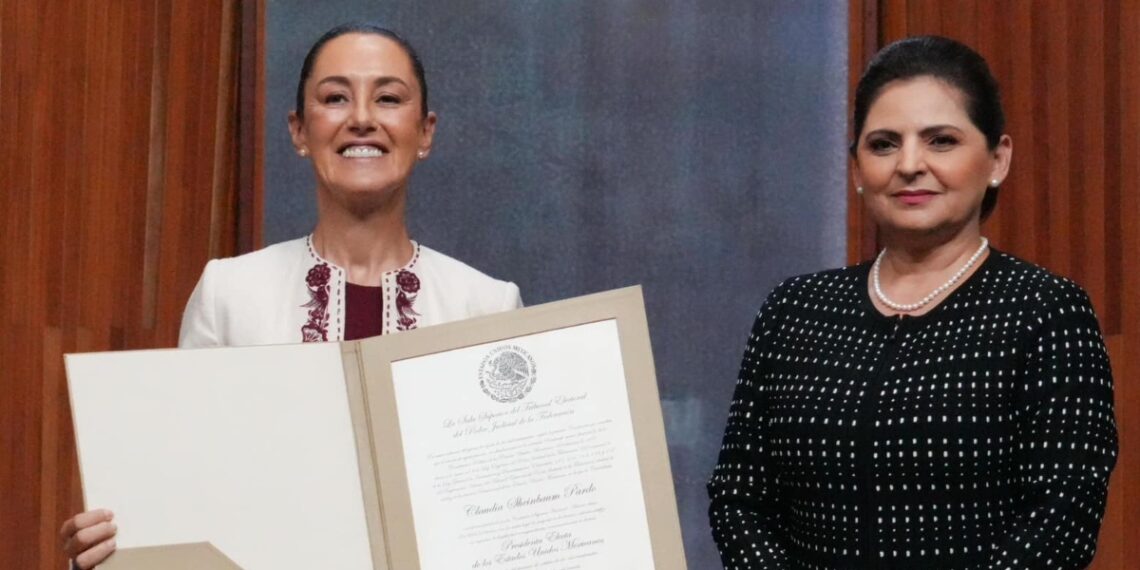 Aplaude AMLO mensaje de Sheinbaum a mujeres al recibir constancia de presidenta electa