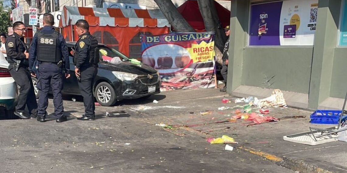 Conductor en estado de ebriedad choca contra puesto de tamales en Coyoacán