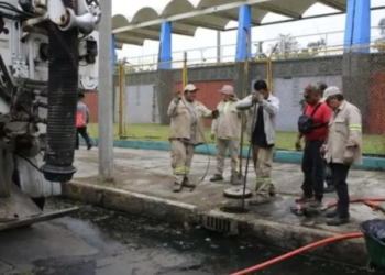 Para evitar inundaciones, en la Venustiano Carranza desazolvan 83 km de drenaje