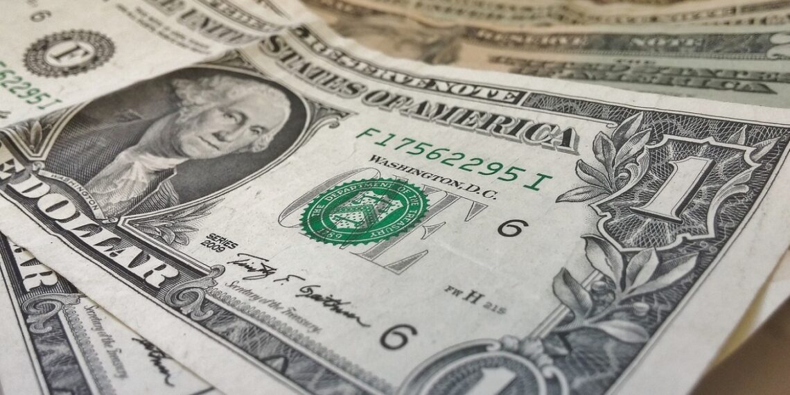 El peso da pequeña pelea al dólar y se aprecia en $18.39