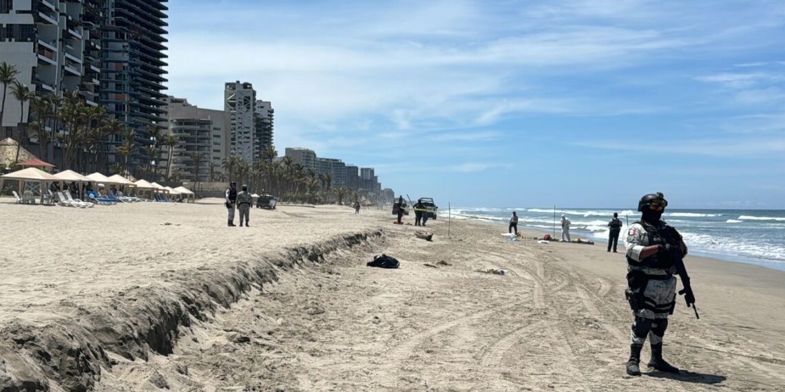 Olas del mar arrastran dos cuerpos hasta playa Revolcadero en Acapulco