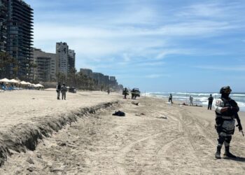 Olas del mar arrastran dos cuerpos hasta playa Revolcadero en Acapulco