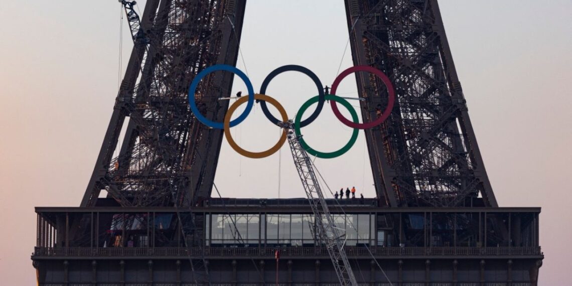 Los anillos olímpicos ya lucen en la Torre Eiffel